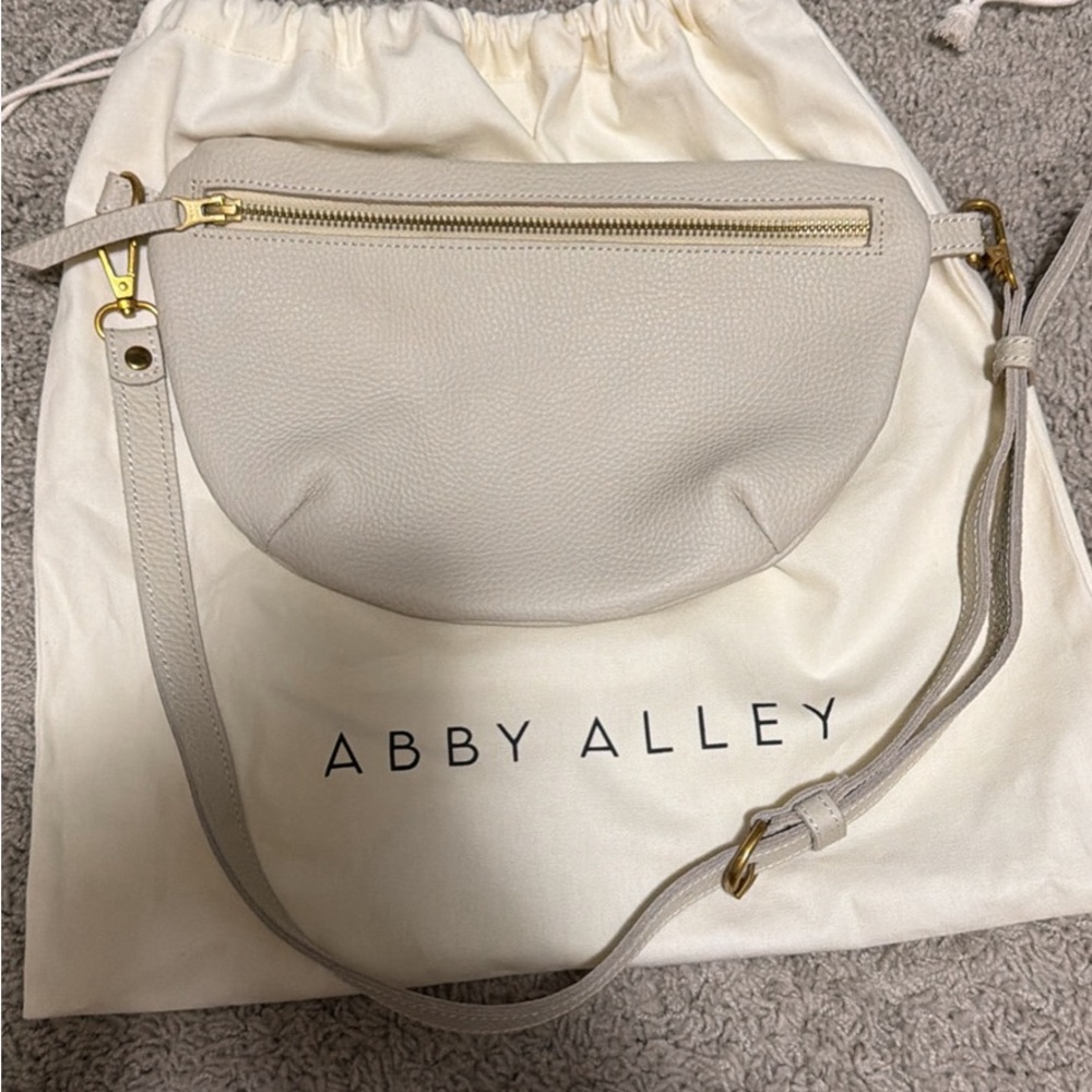 Abby Alley Midi Sling Bag in Gardenia